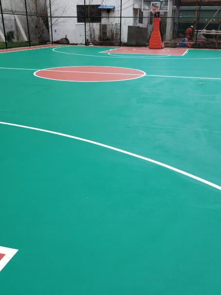 南关 球场长期使用易出现地面开裂
